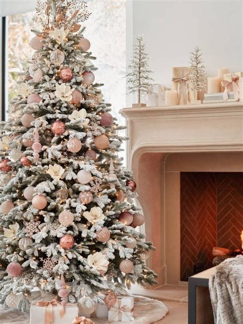 10 Essential Christmas Tree Decorative Items