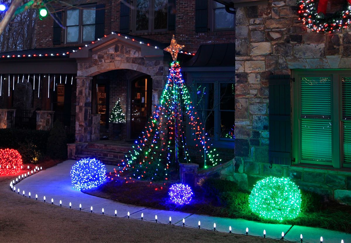 10 Ways To Illuminate Your Yard With Lighted Christmas Trees