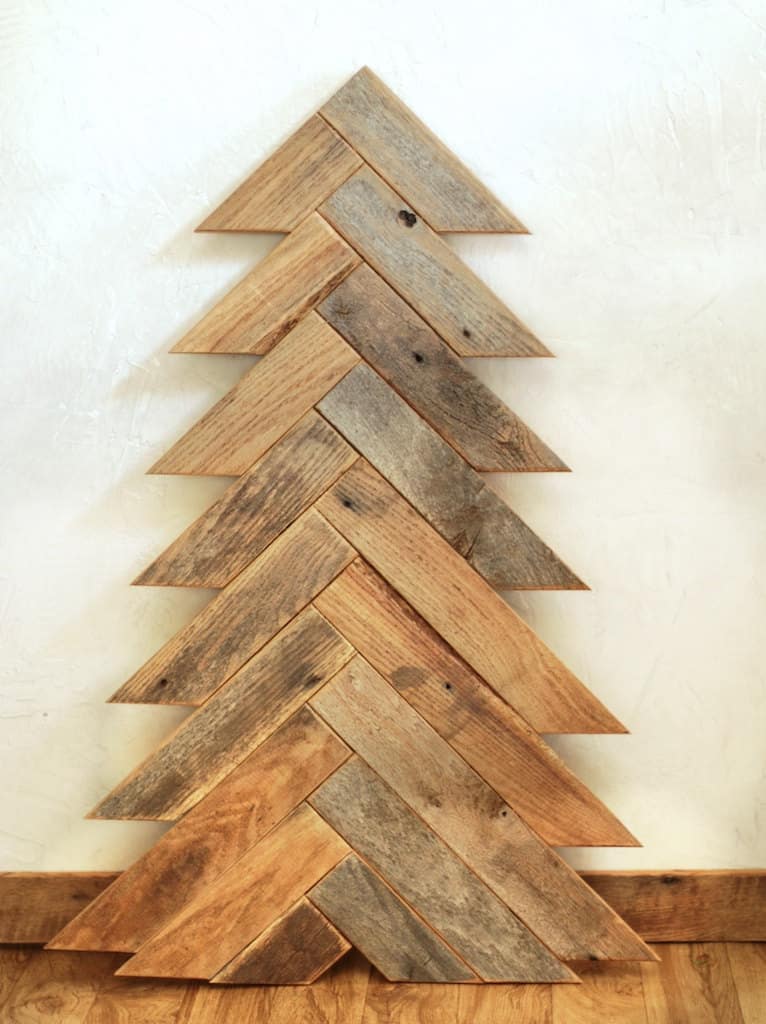 10 Wooden Christmas Decorations To Trim Your Tree