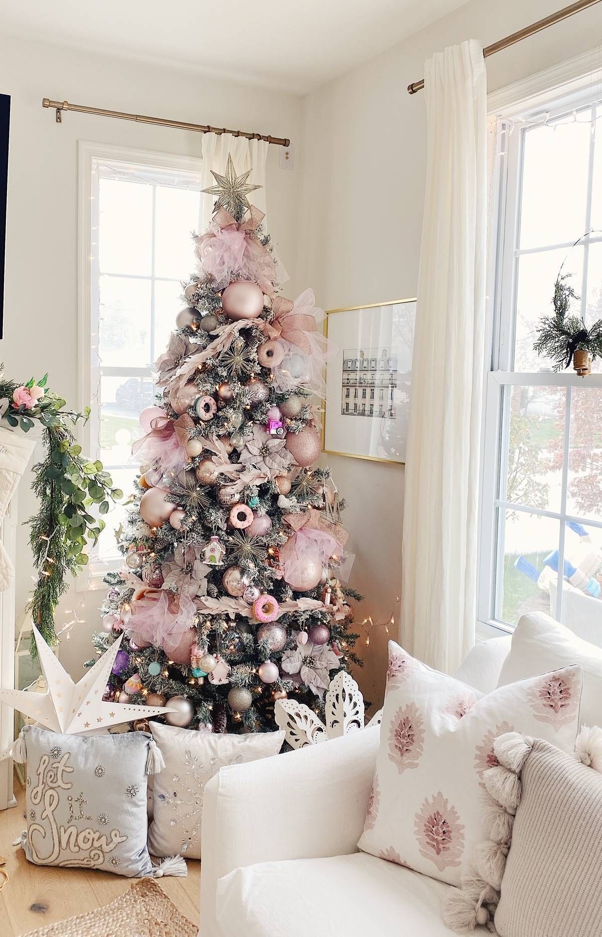 Pink Christmas Tree Garland Ideas with Flowers