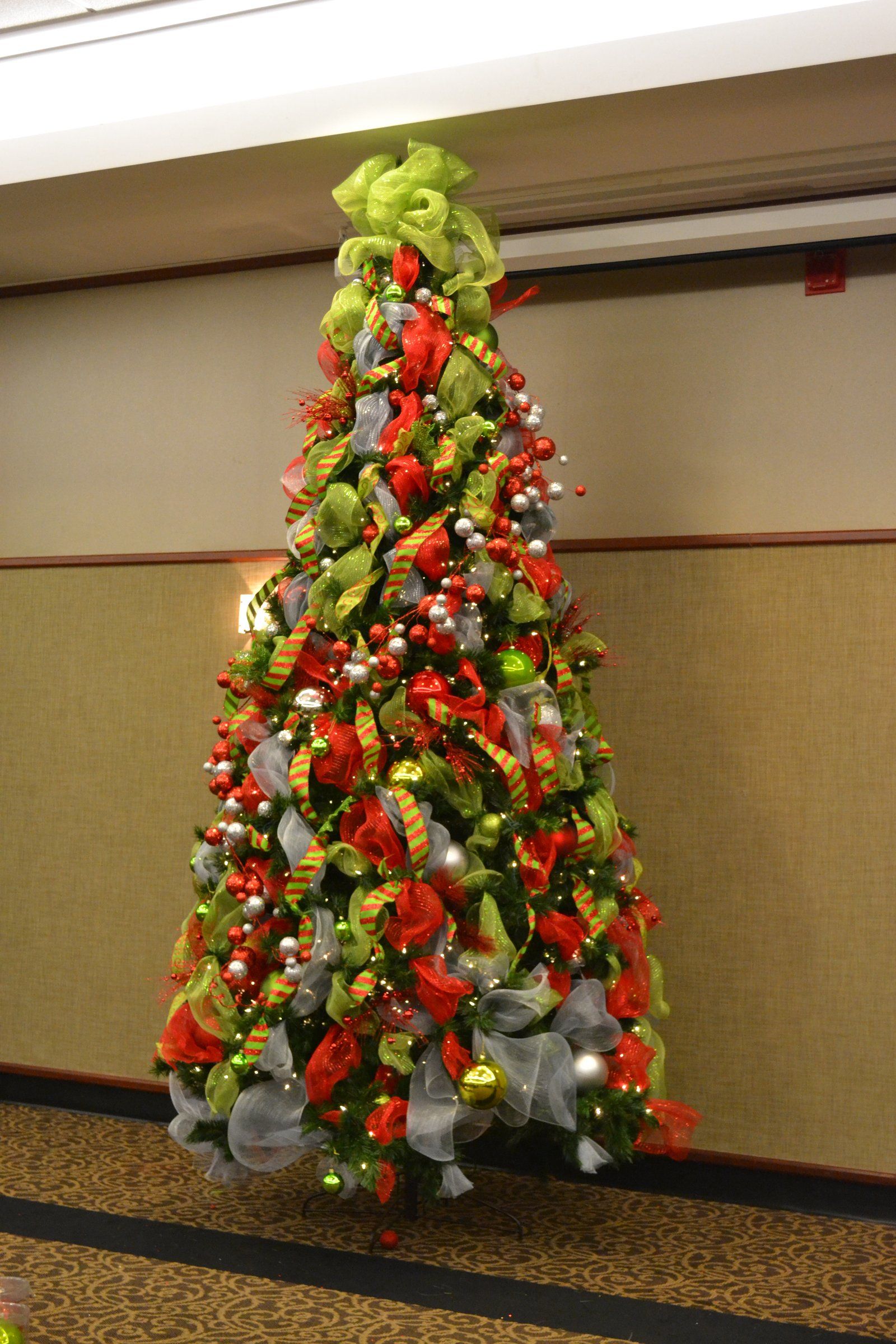 Christmas Tree Ribbon Decorating Ideas