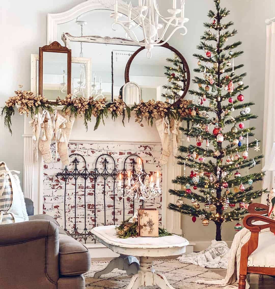 Sparse Christmas Tree Decorating Ideas for Small Spaces