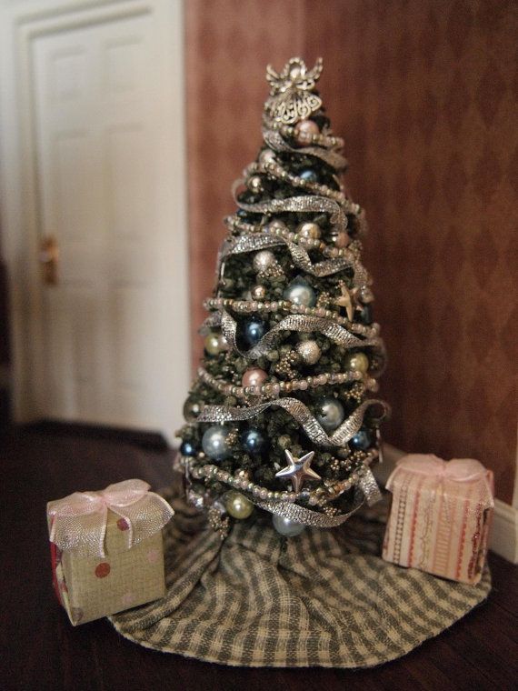 5 Miniature Dollhouse Christmas Tree Decorating Ideas