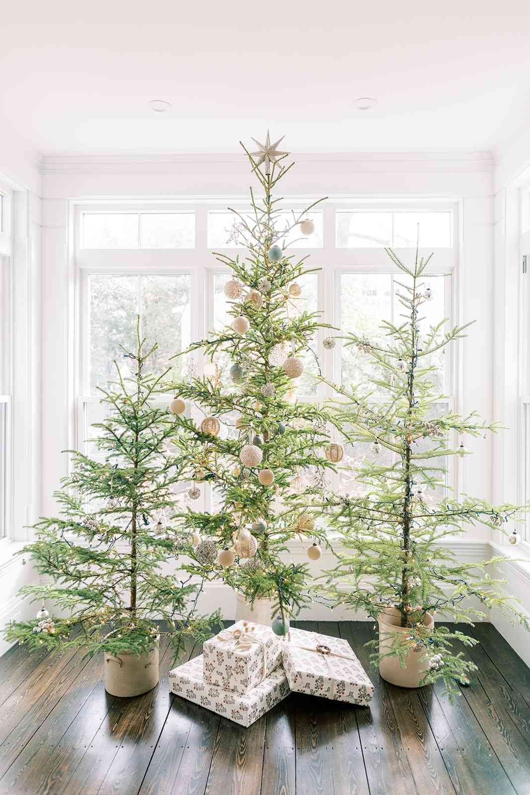 6 Minimalist Ways To Decorate A Bare Christmas Tree