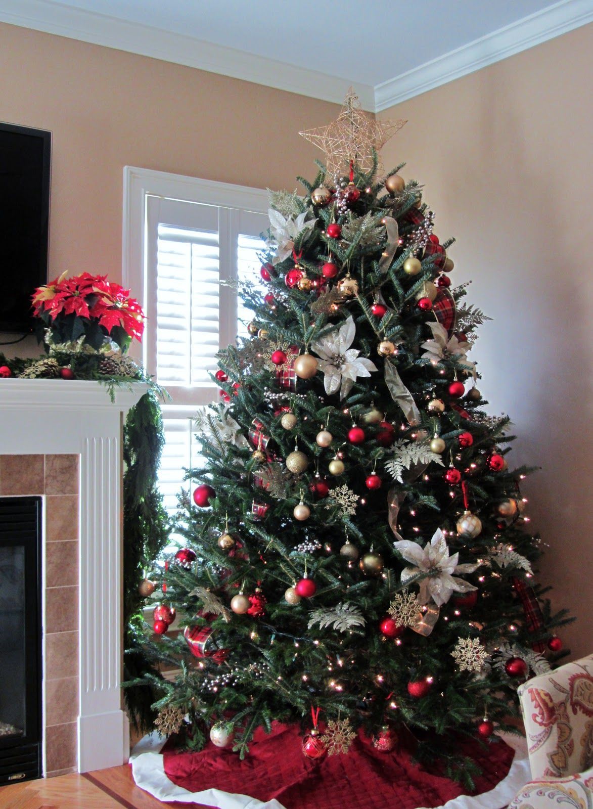 7 Ideas For A Stunning Red Decor Christmas Tree