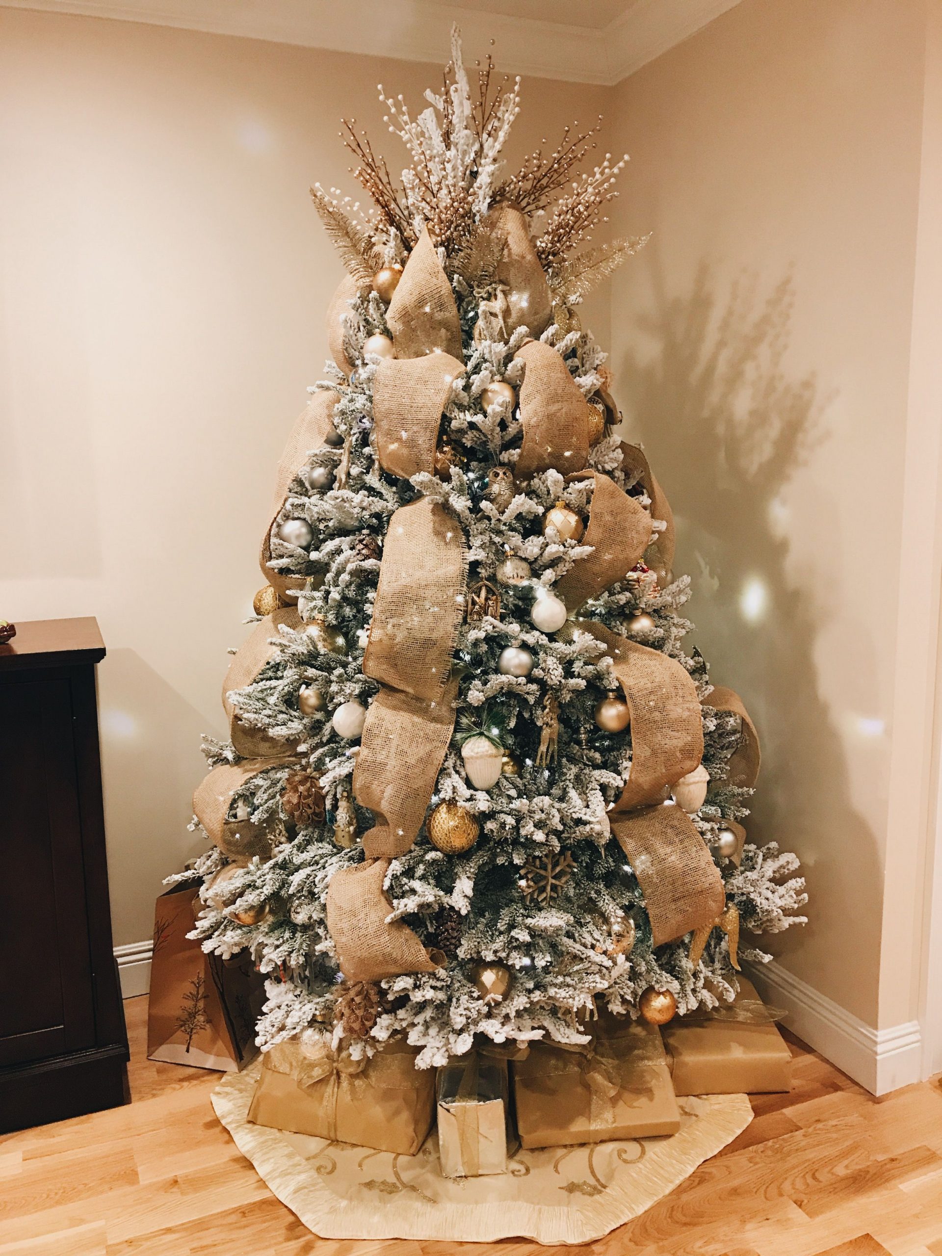 7 Ways To Add Lace And Burlap Ribbon To Christmas Tree