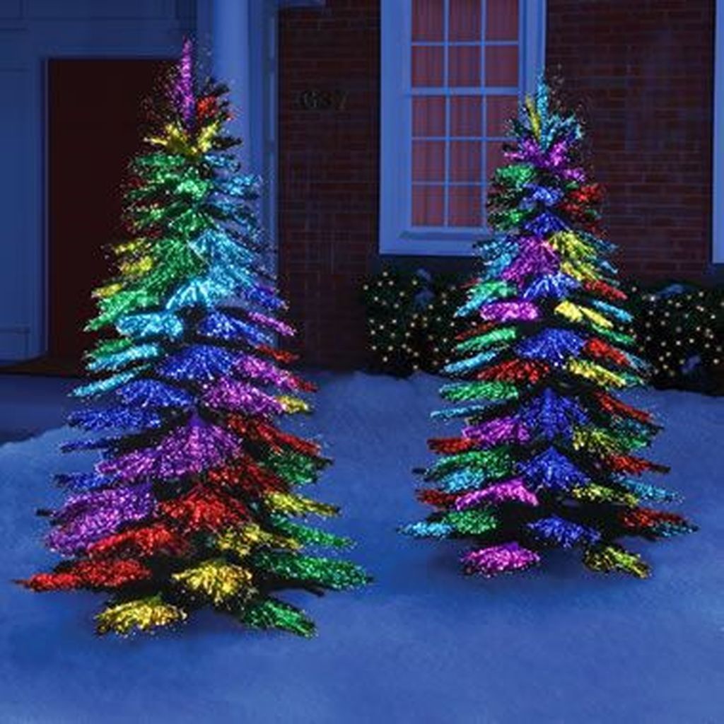 7 Ways To Create A Magical Outdoor Christmas Tree