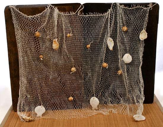 Fishing net garland with shells