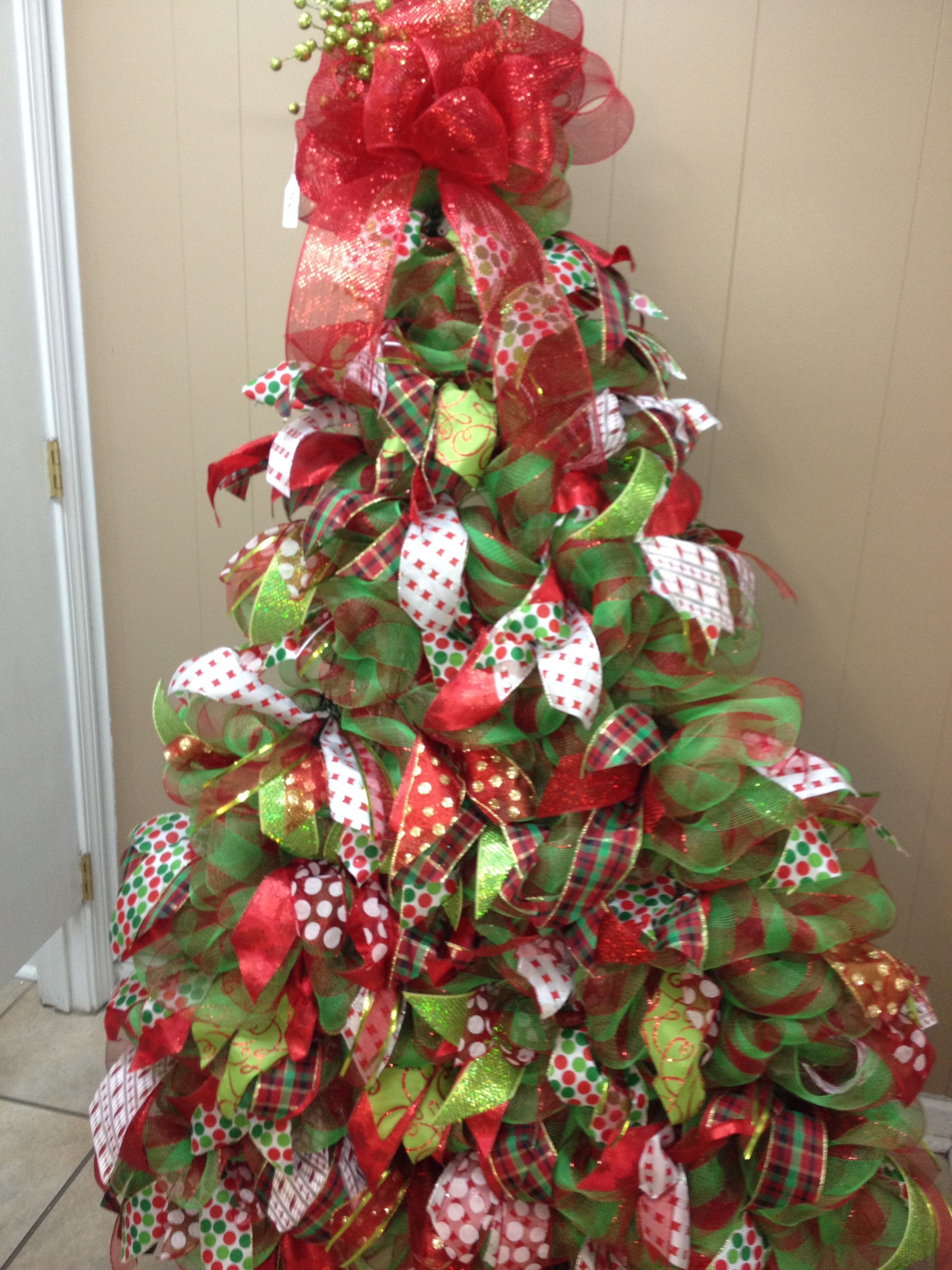 Best Mesh Ribbon Christmas Tree Decorating Ideas