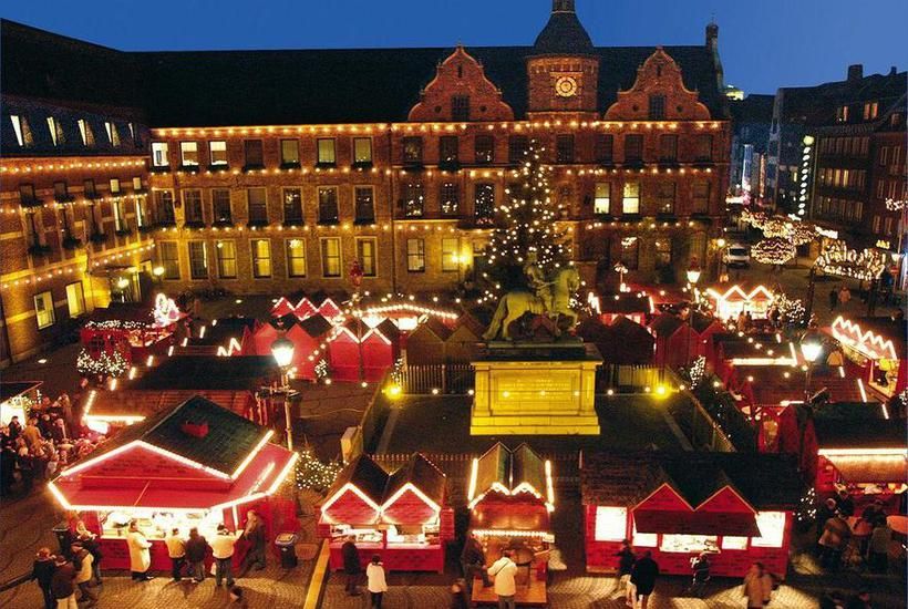 Weihnachtsmarkt am Hofgarten Dusseldorf