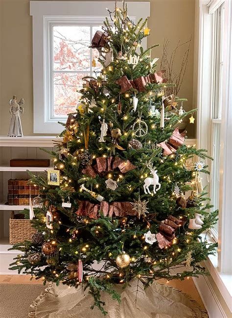 Bowed ribbon tree