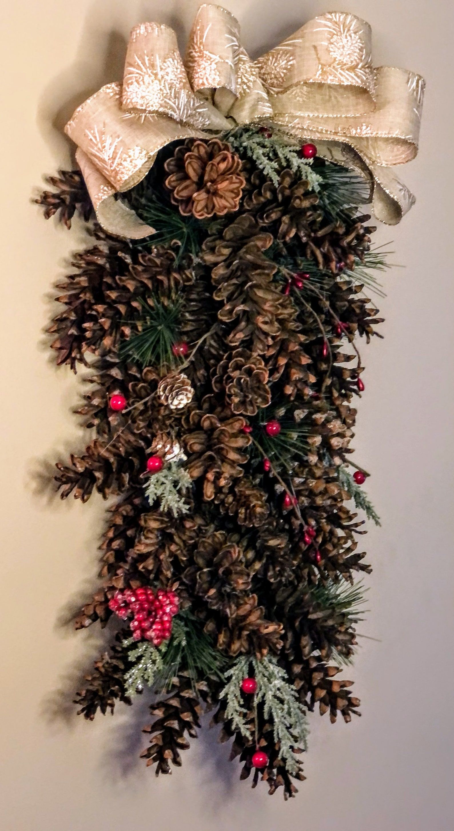 Christmas Swag Ideas with Pinecones