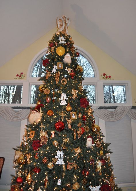 Country Living Christmas Tree Decorating Contest