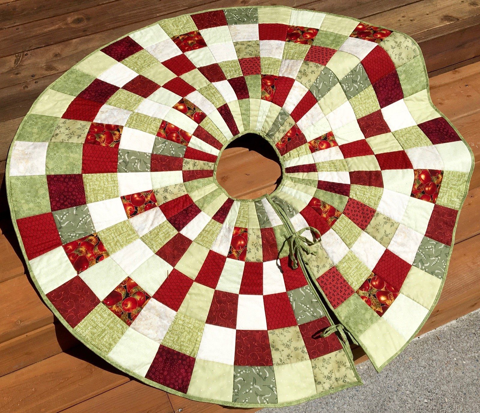 Free Christmas Tree Skirt Pattern To Sew