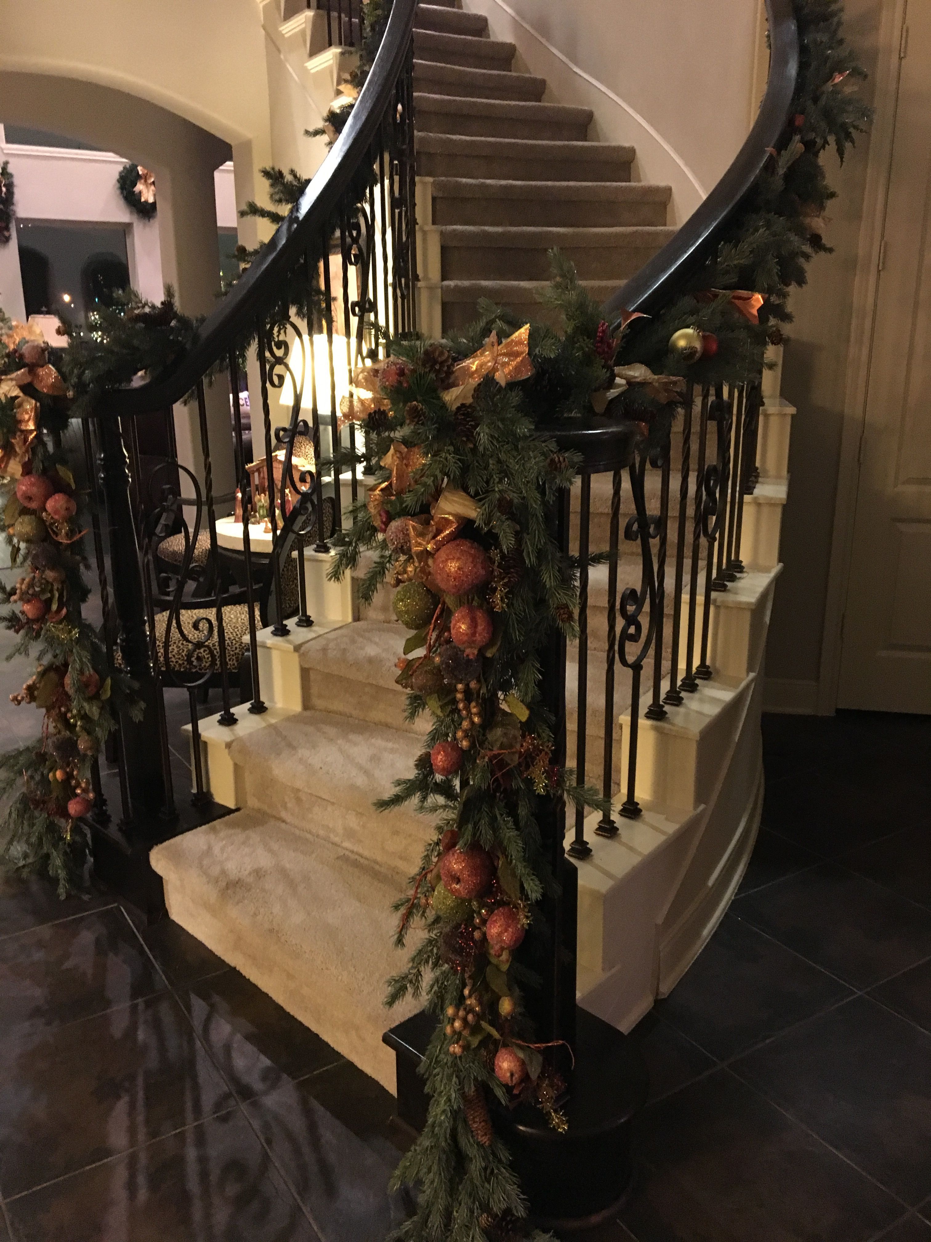 Garlands and Swags Tuscan Christmas Tree Decorating Ideas