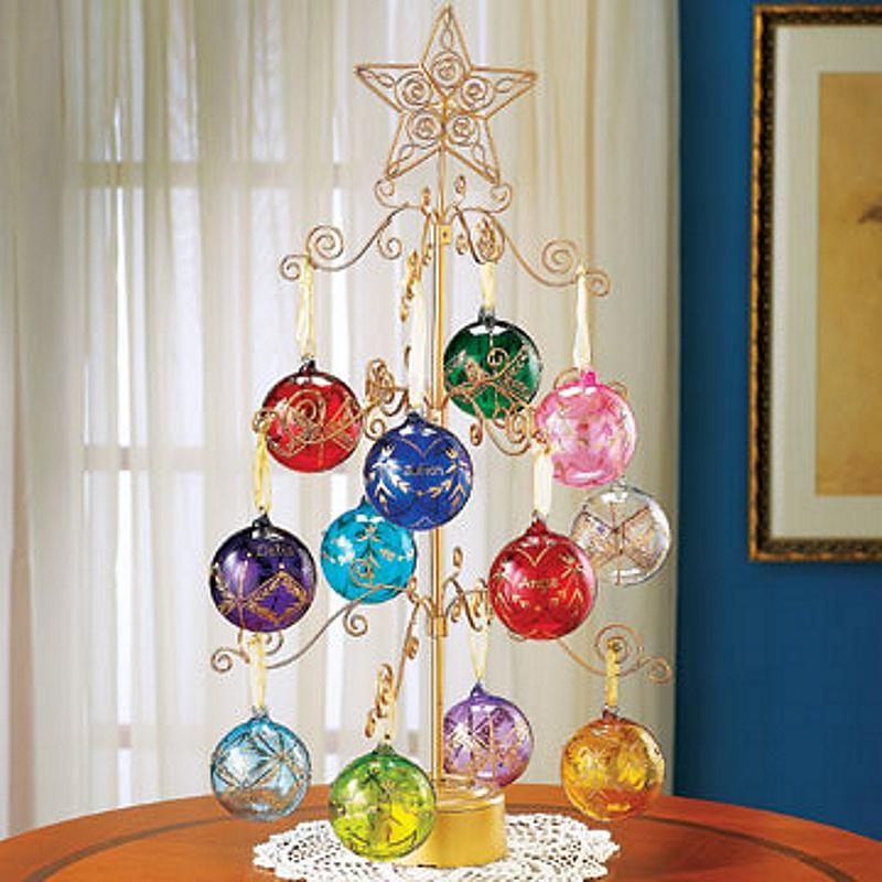 Mixed Ornaments Spining Christmas Tree