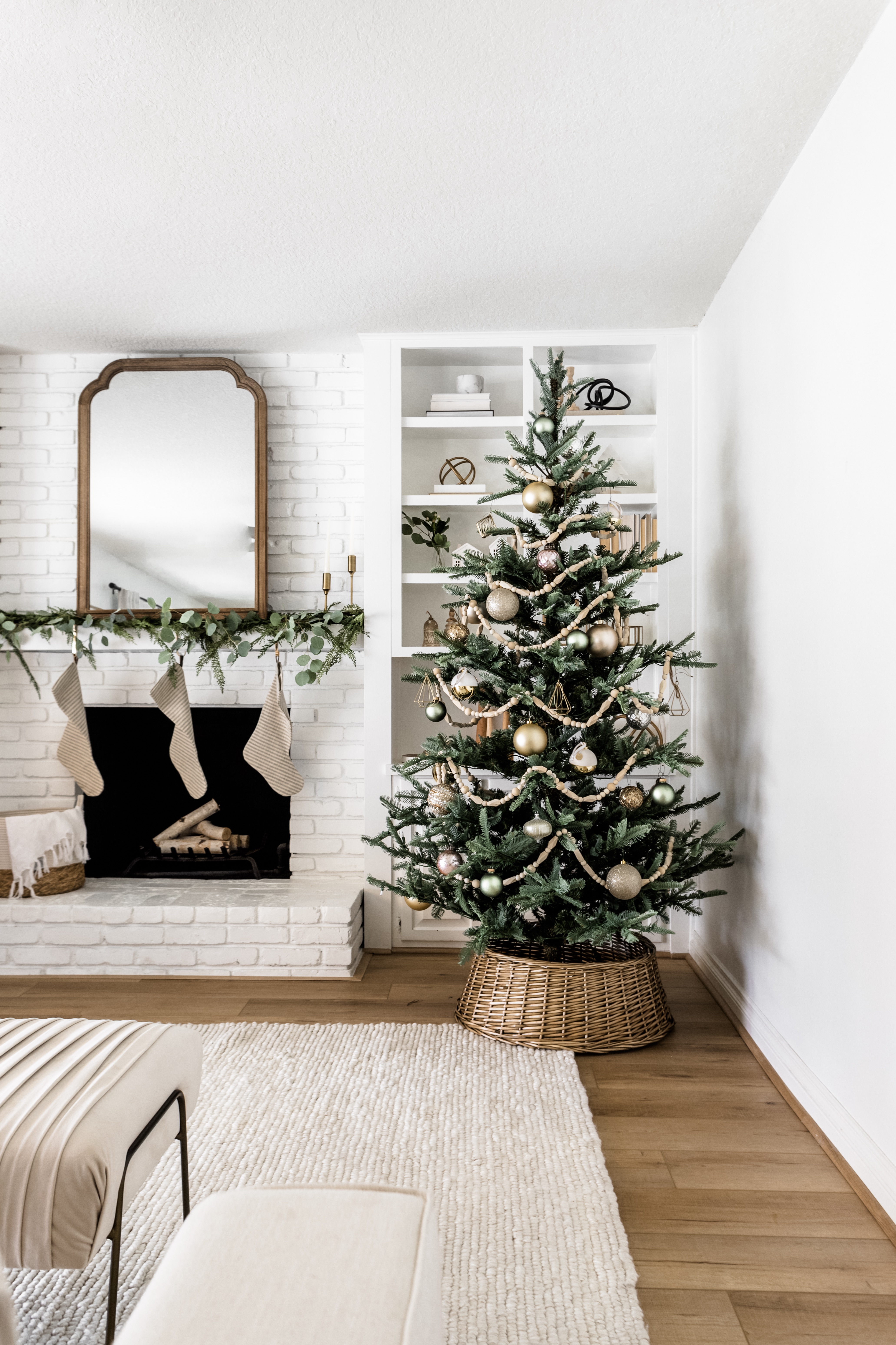 Modern Christmas Tree Decorating Ideas