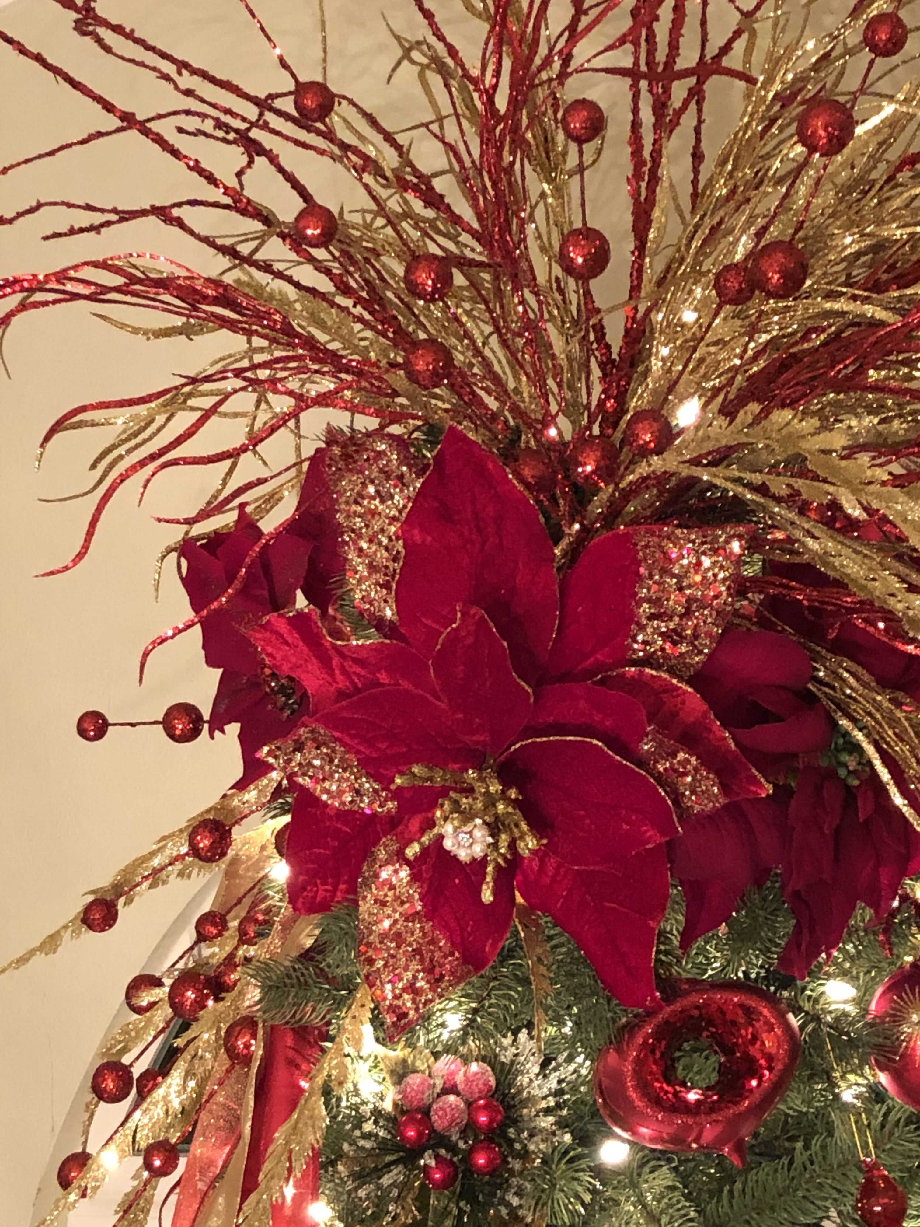 5 Ways To Create A Stunning Red Christmas Tree