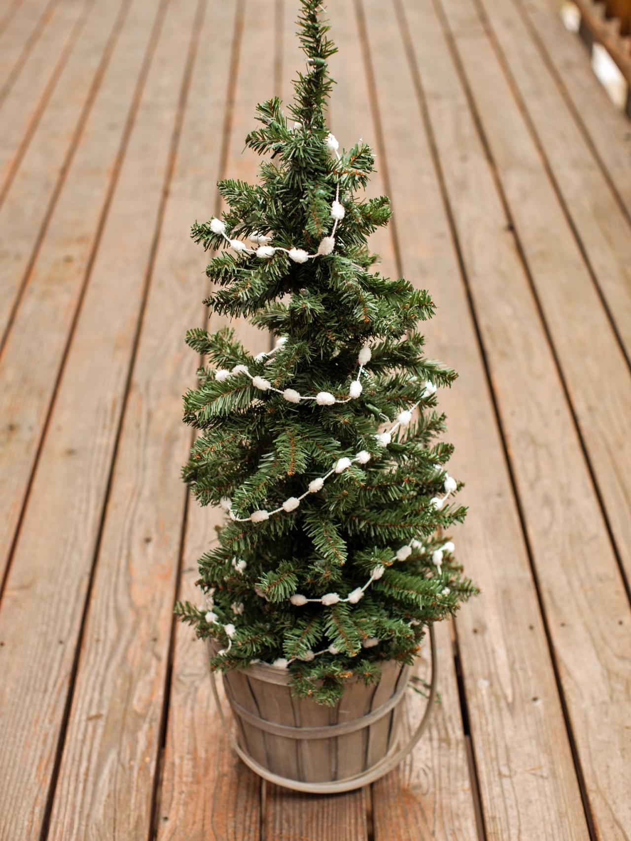 Small Outdoor Christmas Tree Decorations