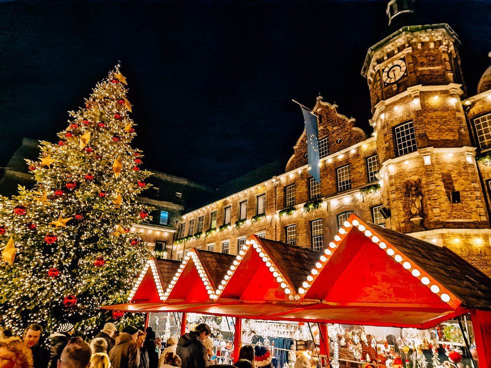 Weihnachtsmarkt auf dem Schlossplatz Dusseldorf 2024